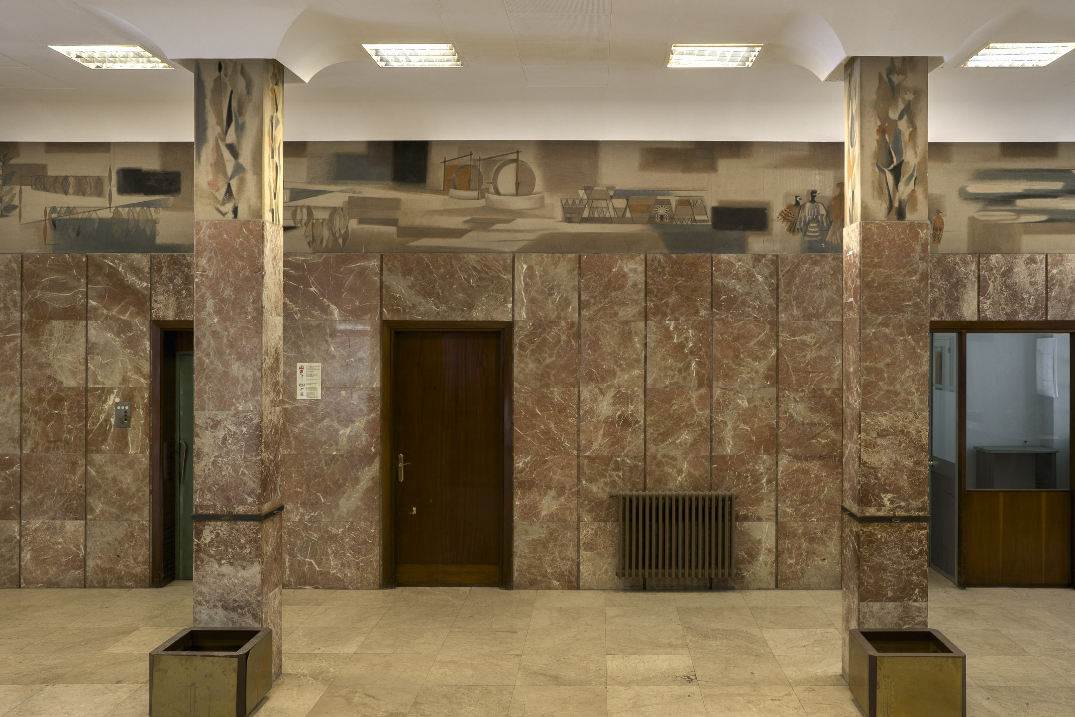 3 Detalle del friso Amrica del vestbulo del Edifico de Oficinas de la antigua Fbrica de Tabacos de Altadis en Sevilla 2020 Archivo de la Autora